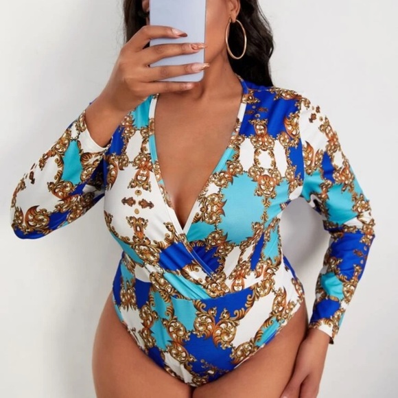 🎉HOSTPICK🎉 NEW INVENTORY 🦋Baroque Print Overlap Collar Bodysuit🦋 - Picture 4 of 6
